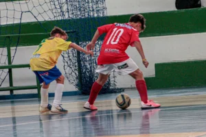 o futebol é um esporte coletivo onde cada jogador tem um papel importante