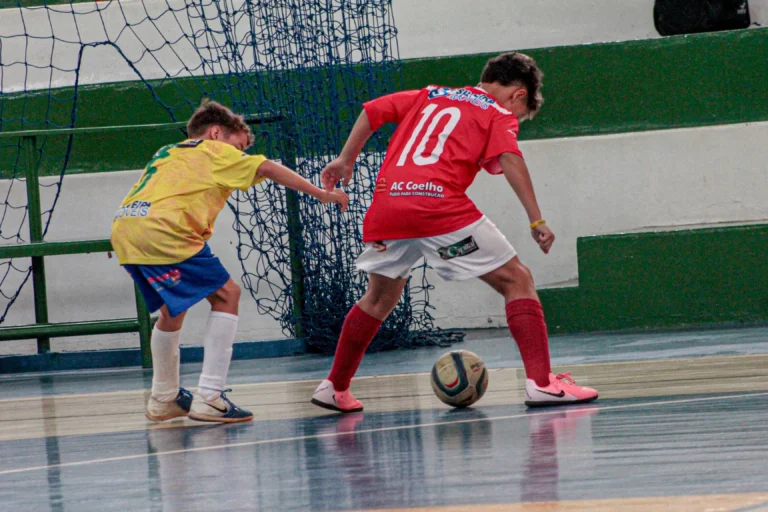 o futebol é um esporte coletivo onde cada jogador tem um papel importante