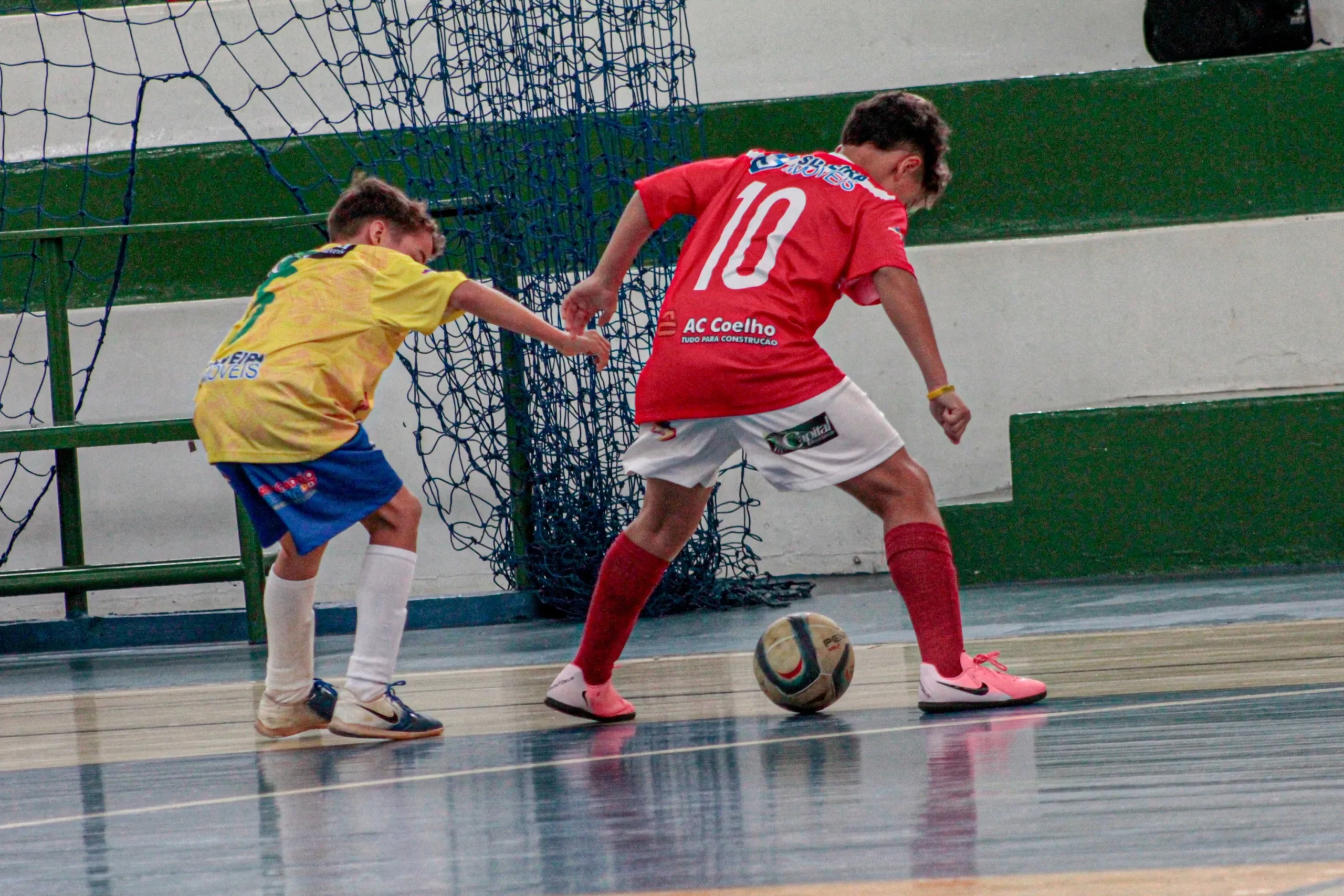 o futebol é um esporte coletivo onde cada jogador tem um papel importante