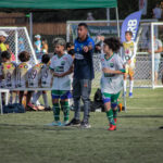 Treinador dá instruções ao atleta antes de ele retornar ao campo durante uma partida da BSB CUP 2025