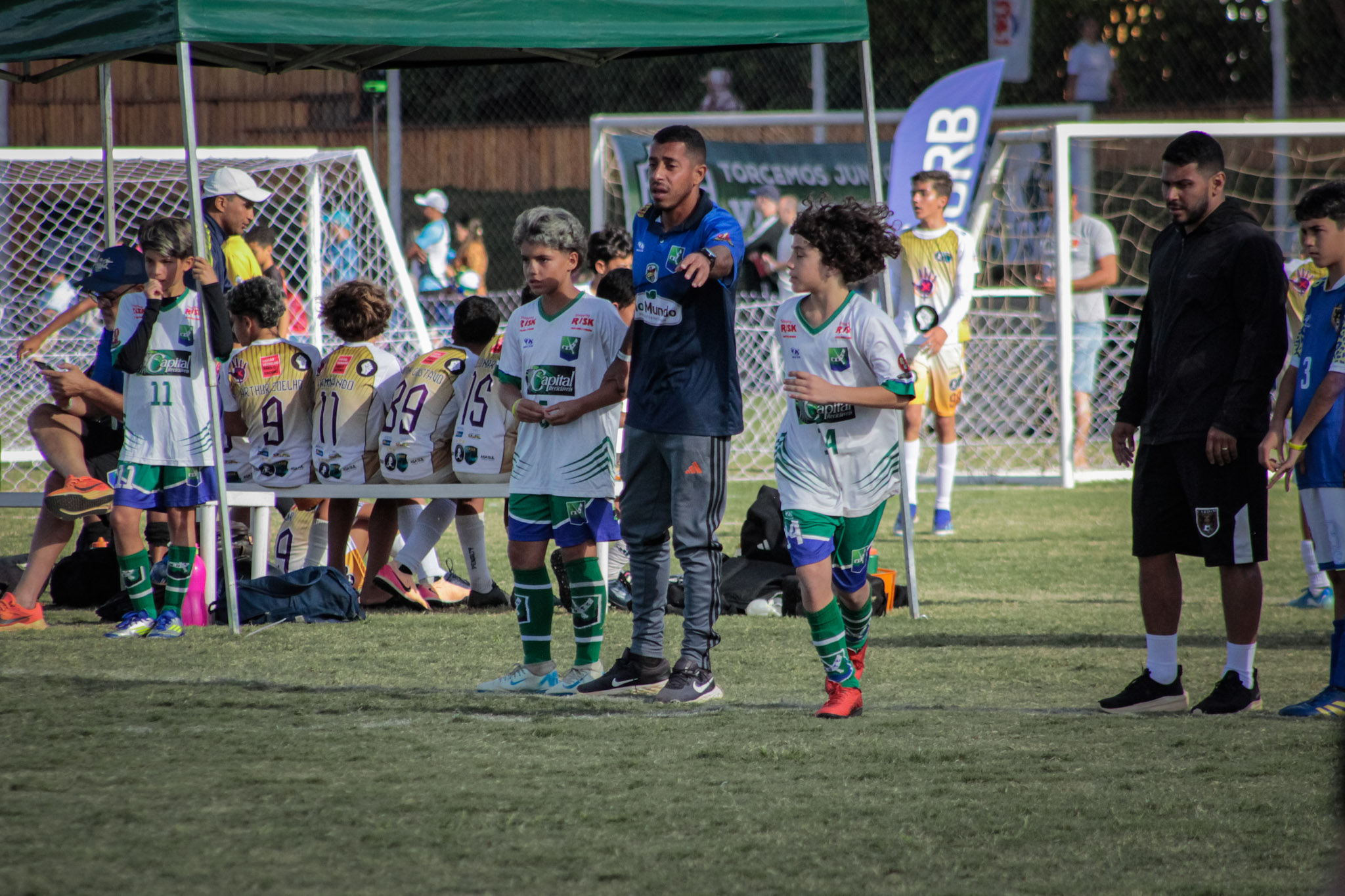 Treinador dá instruções ao atleta antes de ele retornar ao campo durante uma partida da BSB CUP 2025