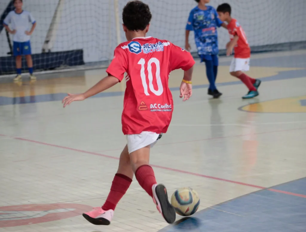 Inteligência emocional no futebol infantil: criança atleta em ambiente esportivo com apoio emocional