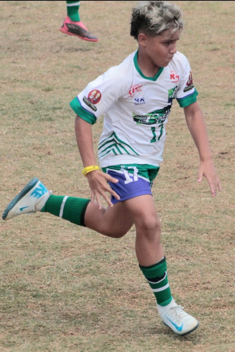 Diferentes tipos de chuteiras para gramados naturais, grama sintética e quadras de futsal.