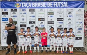 Equipe do AFC Maranhão reunida antes da partida na Taça Brasil Sub-08 de Futsal 2025, realizada em Campo Grande, Mato Grosso do Sul.