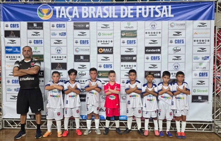 Equipe do AFC Maranhão reunida antes da partida na Taça Brasil Sub-08 de Futsal 2025, realizada em Campo Grande, Mato Grosso do Sul.