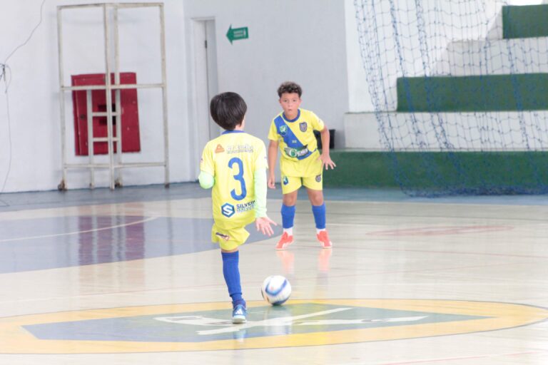 rianças treinando passe no futebol infantil, aprimorando técnica e precisão para melhorar o jogo coletivo