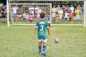 Zagueiro batendo pênalti e marcando gol, mostrando que defensores também podem ser decisivos nos momentos cruciais da partida.