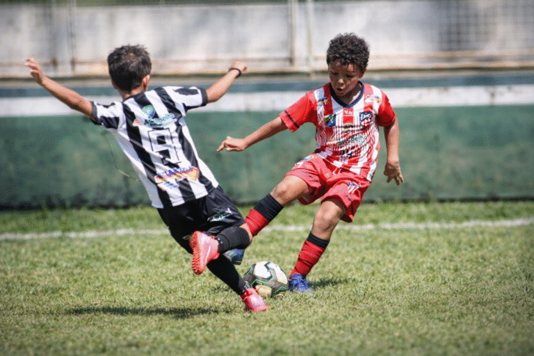 Ambiente saudável no futebol infantil favorece o desenvolvimento e o aprendizado da criança durante o jogo