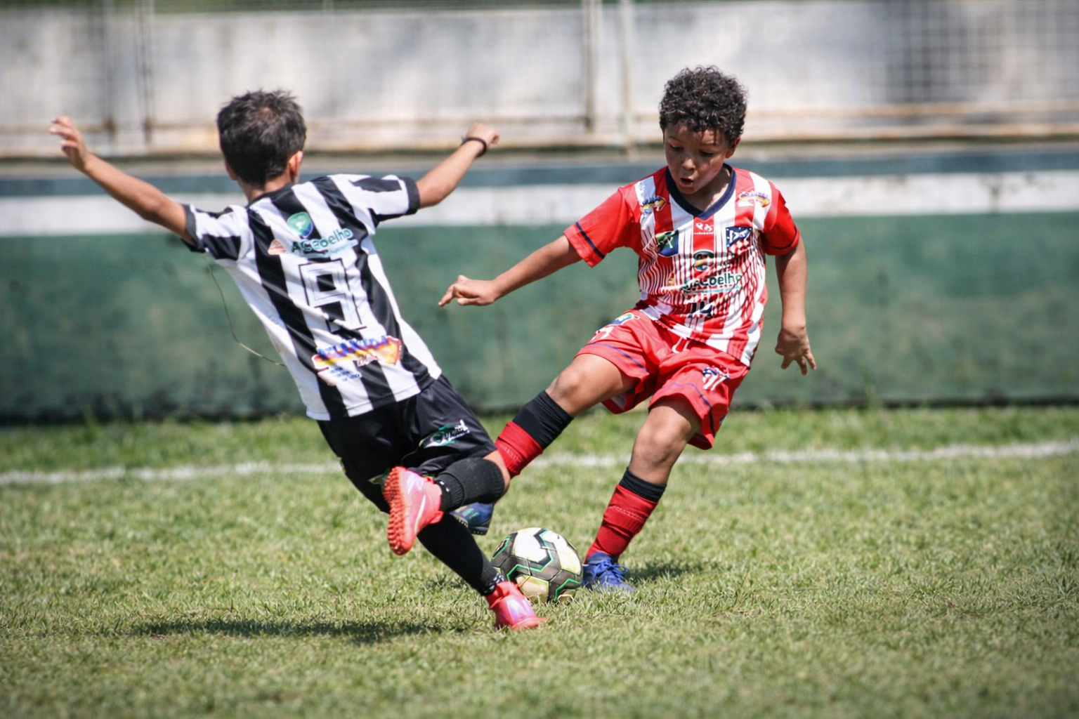 Ambiente saudável no futebol infantil favorece o desenvolvimento e o aprendizado da criança durante o jogo