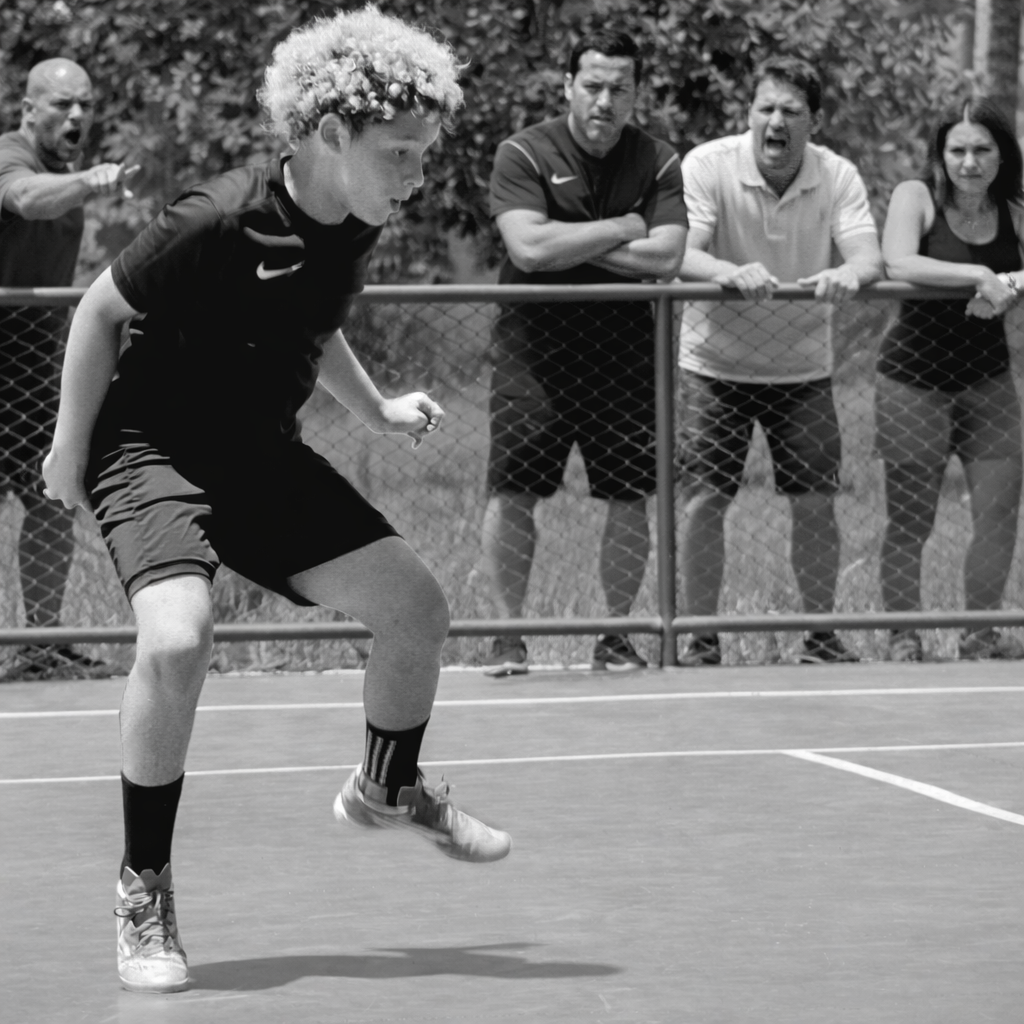 Criança no talento no futebol infantil sob pressão emocional em ambiente esportivo