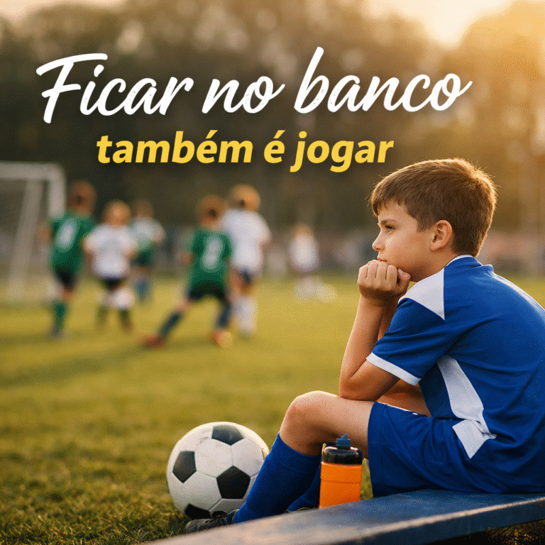 Criança sentada no banco no futebol infantil observando o jogo