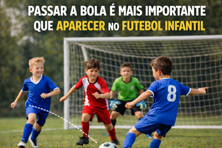 Crianças jogando futebol infantil perto do gol, com jogador passando a bola para companheiro enquanto o título destaca a importância do jogo coletivo.